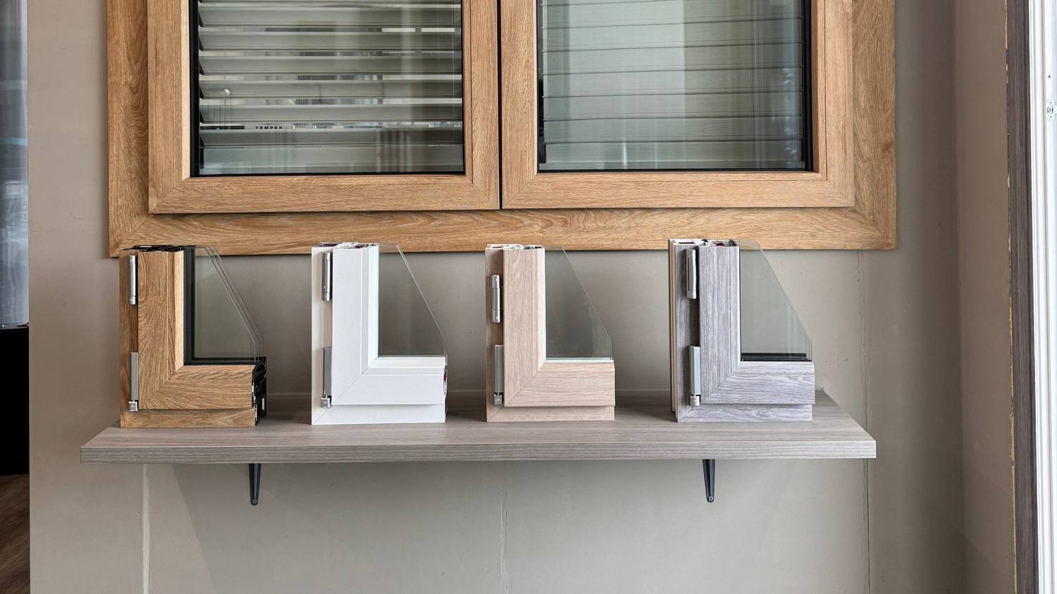 Showroom SEPA a Orzinuovi con serramenti in PVC e campioni di finitura