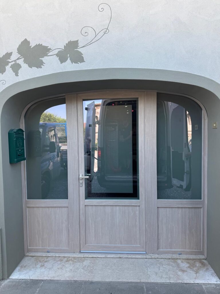 Nuovo serramento in PVC effetto legno installato da SEPA a Orzinuovi